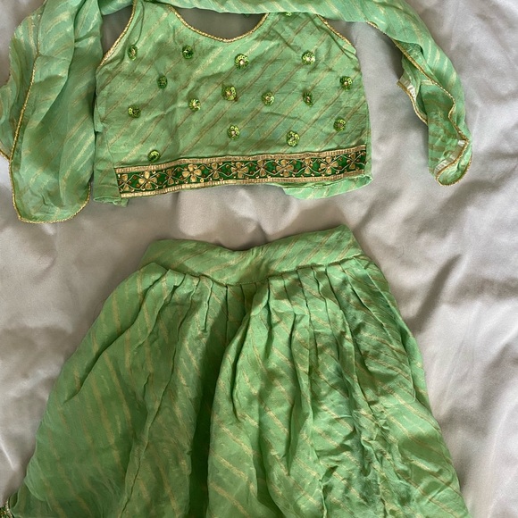 Kurtis and suits for little girls. Sizes range from 12-14 months to size 4. - Picture 10 of 11